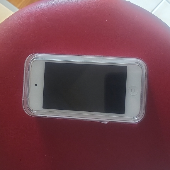 7th generation Like new iPod touch _ purchased from Apple store $388 - Picture 4 of 8